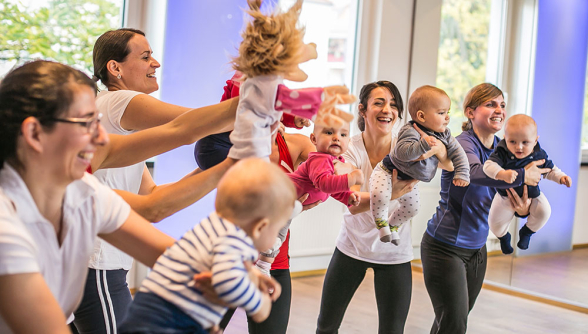  ab 8 Monate 
 
 Fitnesskurs mit Krabbelkind 
 Mit viel Spa&szlig; zum neuen Trainingsziel 
 Unterst&uuml;tzt die Mobilit&auml;t deines Baby 
 