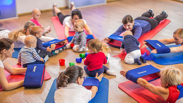  ab 8 Monate 
 
 Fitnesskurs mit Krabbelkind 
 Mit viel Spa&szlig; zum neuen Trainingsziel 
 Unterst&uuml;tzt die Mobilit&auml;t deines Baby 
 